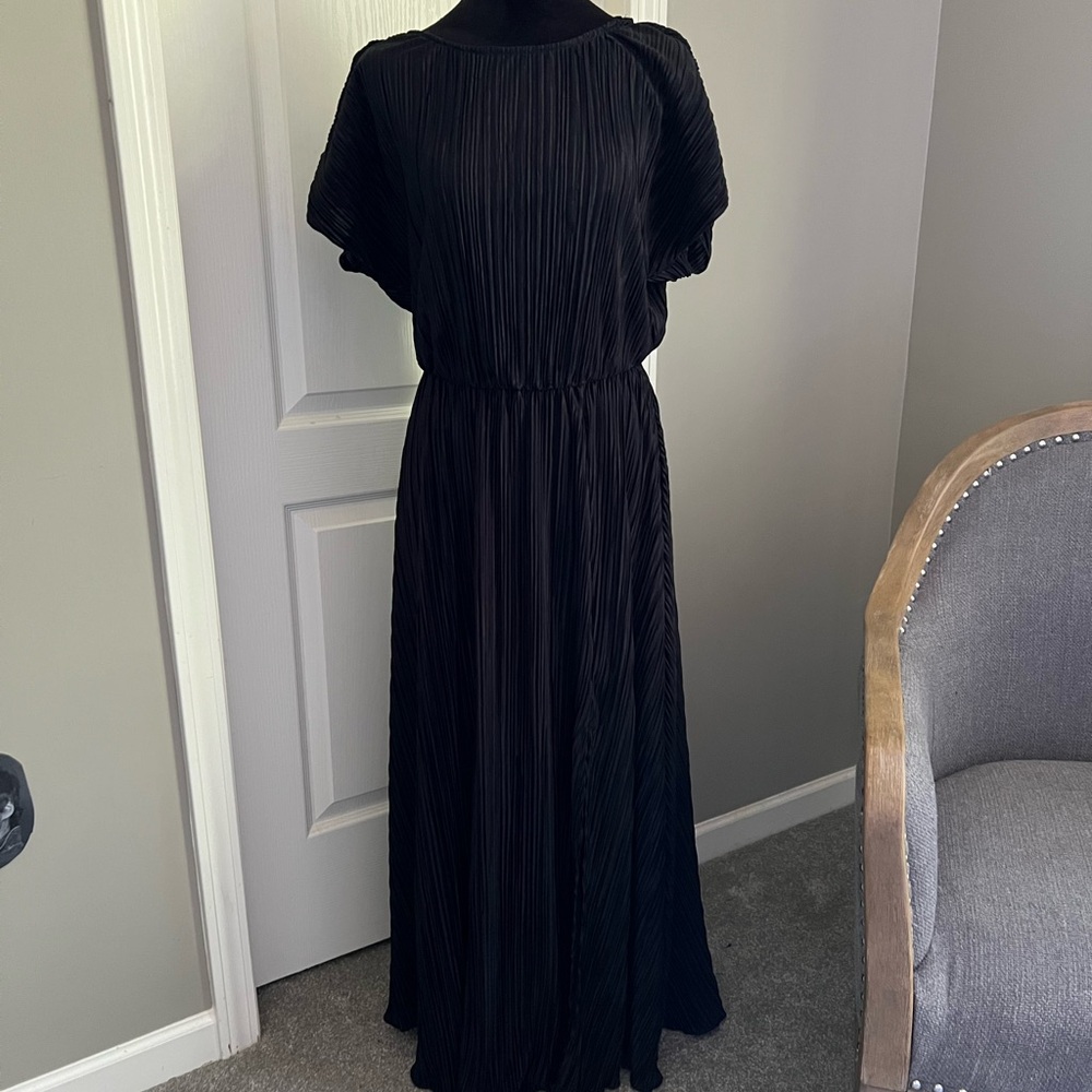 Chic Black Pleated Maxi Dress